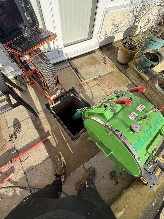 Drainage relining rig connected to an access chamber